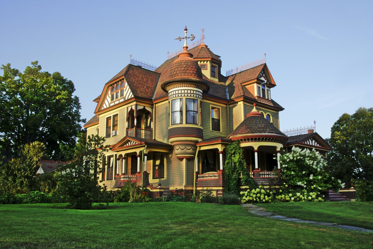 painting house exterior
